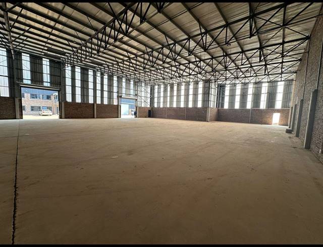 1,300M² WAREHOUSE TO LET IN LANSERIA